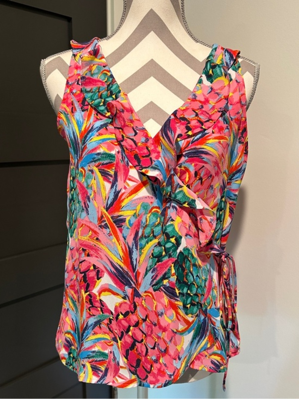Violet & Claire Ruffle Blouse Medium Vibrant Pink Tropical Print Wrap Tank